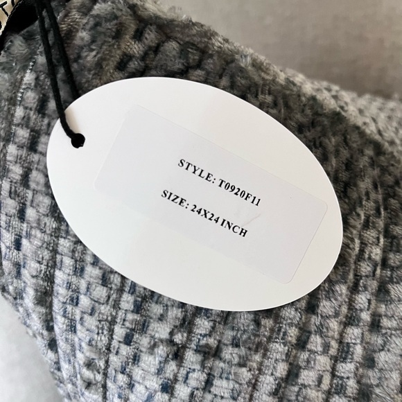 1-NWT CALLISTO HOME FUR/VELVET
DECORATIVE PILLOW (Read description for details) - Picture 17 of 17